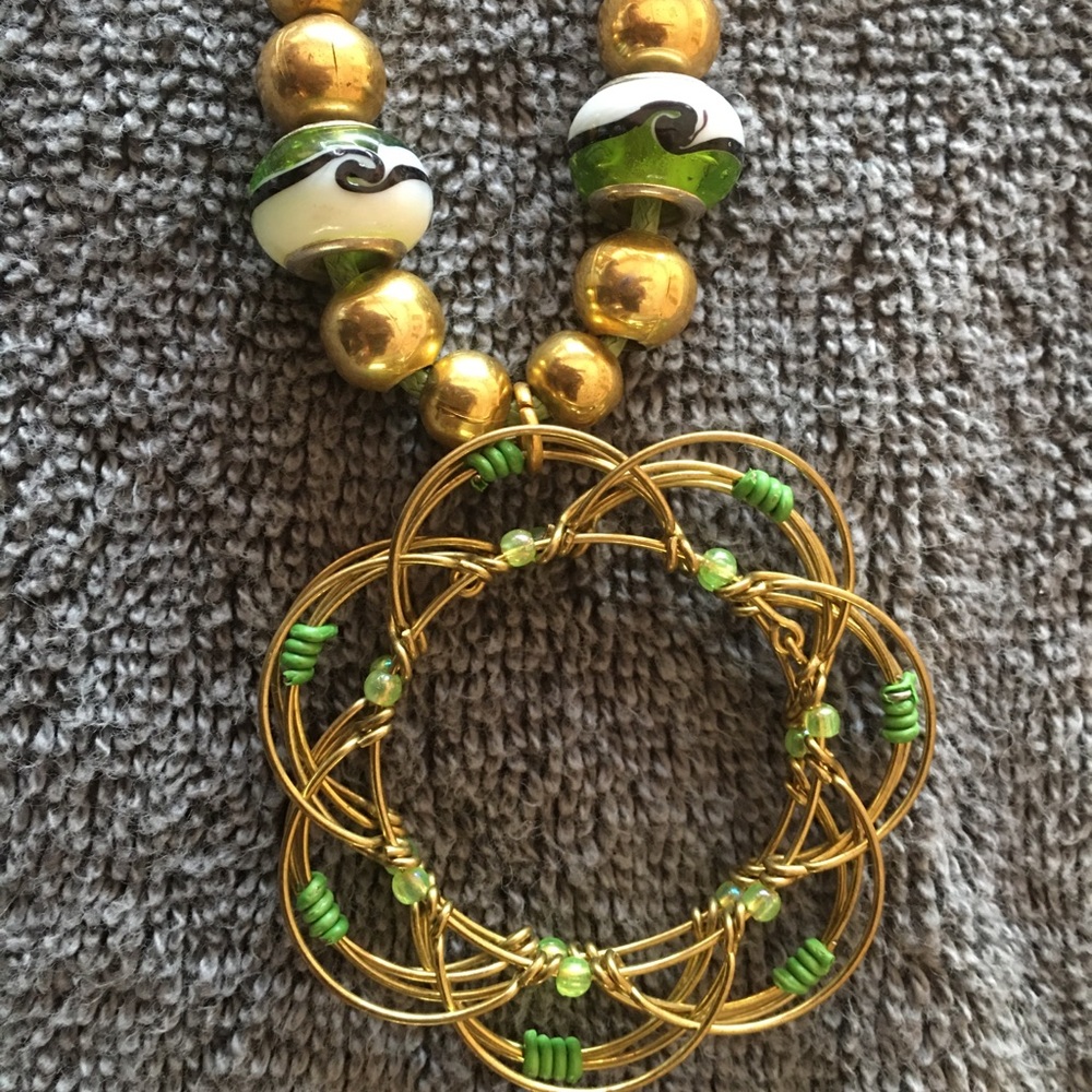 Green & Gold wire beaded necklace - Picture 2 of 3